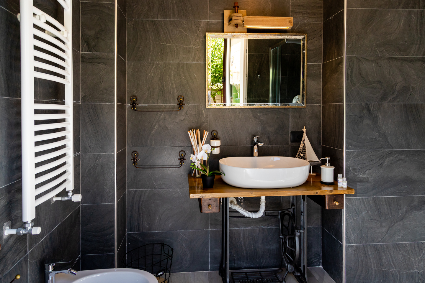 arredamento del bagno della camera gea